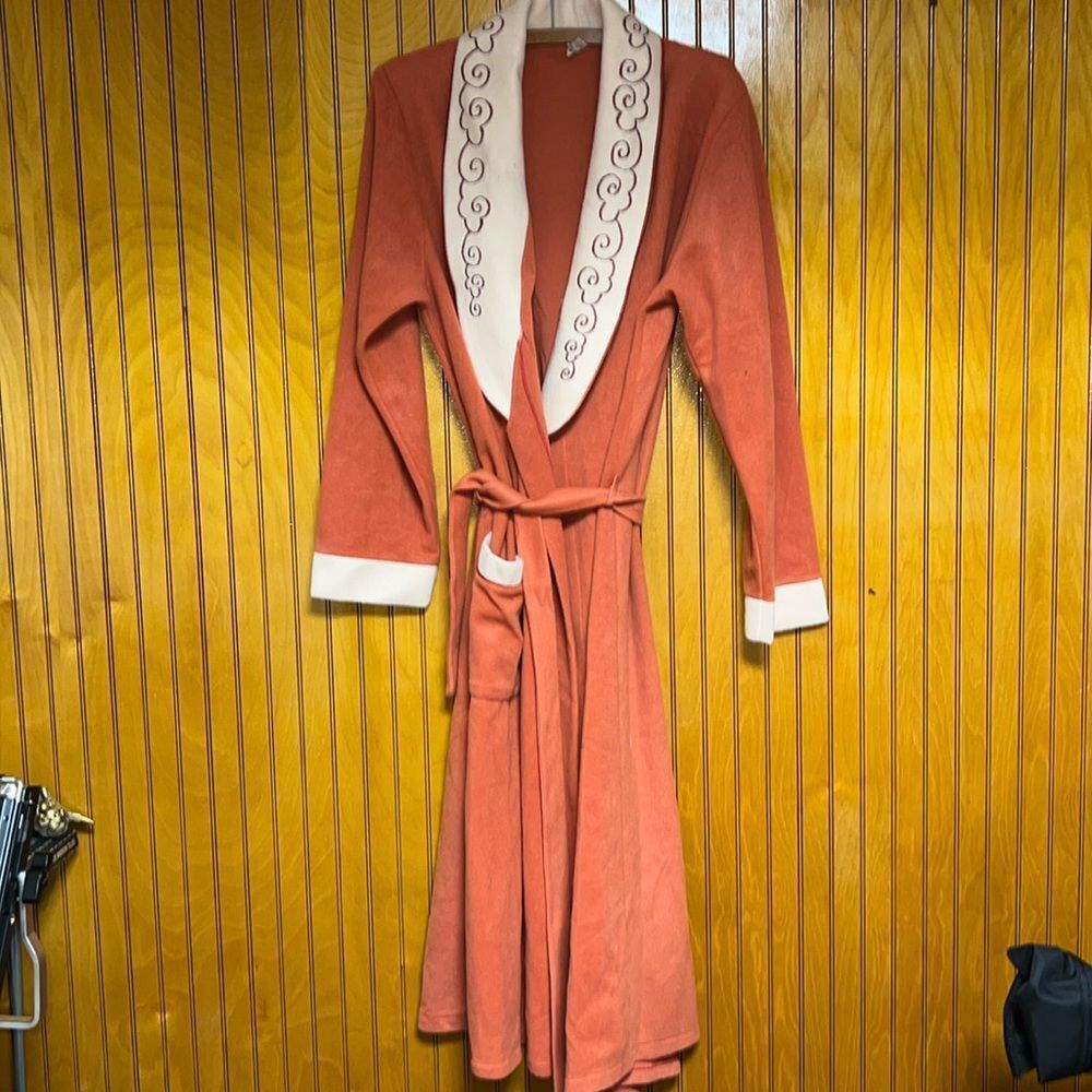 Alta Lencería robe size 6 in like a rust and cream color